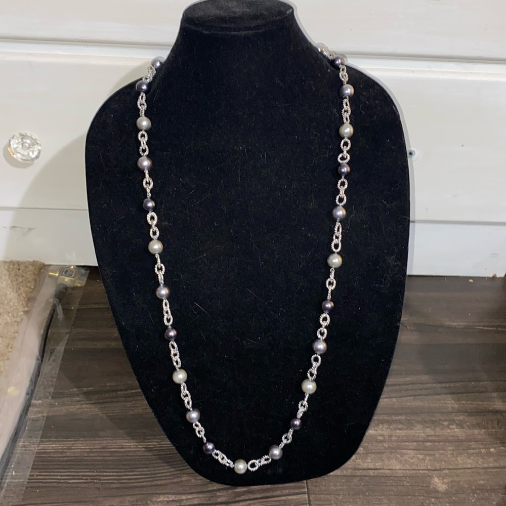 1 layer with multiple looks . Can be worn single strand or double 
Nwt